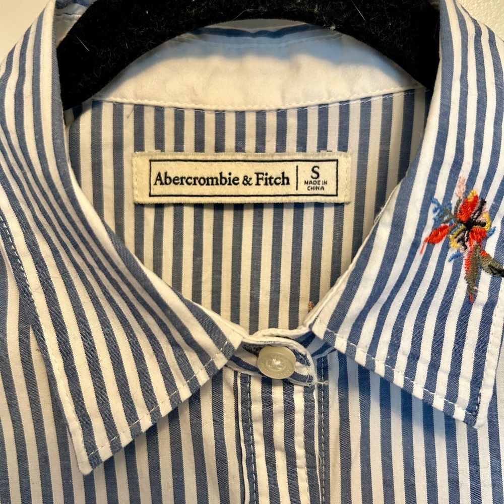 Abercrombie & Fitch Embroidered Button Down Shirt - Picture 4 of 5